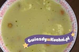 Zupa kalafiorowa w misce z logo Gwiazdy w kuchni na dole.
