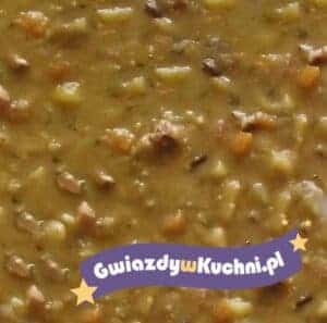 Gęsta grochówka na boczku w kuchni, tradycyjny polski zupa.