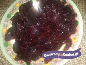 Dżem śliwkowy na talerzu, gotowy do podania, z głębokim kolorem i gładką konsystencją.