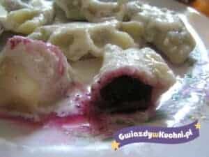 Pierogi z jagodami na talerzu, tradycyjne polskie danie.