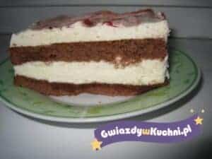 Kawałek tiramisu na talerzu z warstwami kawy, mascarpone i biszkoptu.