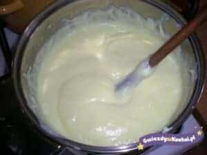 Krem budyniowy w garnku, gotowy do użycia w deserach.
