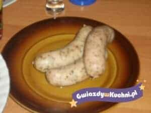 Biała kiełbasa gotowana na talerzu, tradycyjny polski przysmak.