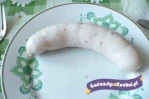 Biała kiełbasa gotowana na talerzu, gotowa do podania.