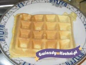 Delikatne gofry na talerzu, idealne na śniadanie lub deser.