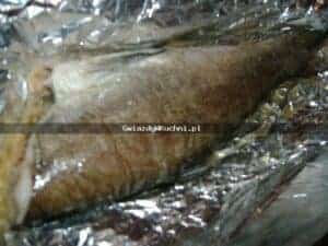 Świeży halibut przed smażeniem na folii aluminiowej.