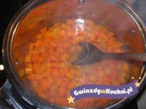 Gotowana marchewka w garnku do glazurowania, na stronie Gwiazdy w kuchni.