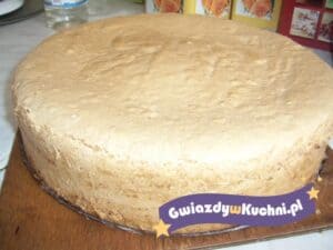 Biszkopt na ciasto, gotowy do pieczenia, z delikatną, jasną powierzchnią.