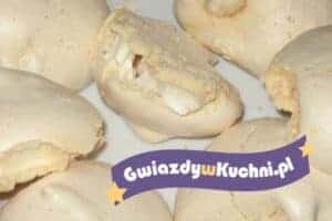 Bezy na tle logo Gwiazdy w kuchni, deser z bezą i nadzieniem.