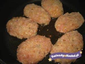Kotlet mielony smażony na patelni, złocisty i chrupiący.