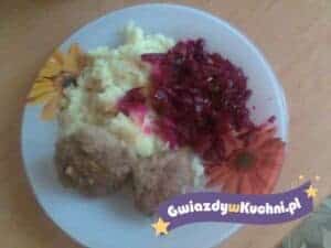 Kotlety mielone z ziemniakami, buraczkami i surówką na talerzu.
