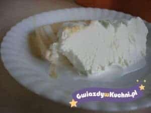 Lody waniliowe na papierowym talerzu, idealne na deser.