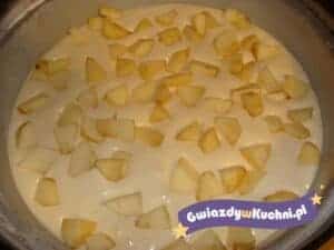 Krojenie jabłek na ciasto z kremem i ciasto w formie do pieczenia.