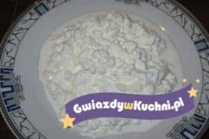 Ser na kanapki z serem w miseczce, idealny na śniadanie lub przekąskę.