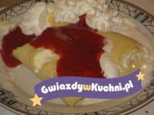 Naleśnik z serem i sosem truskawkowym na talerzu.