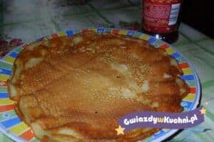 Słodki omlet na talerzu, idealny na deser lub śniadanie.
