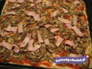 Pizza domowa z pieczarkami i szynką na cieście drożdżowym.