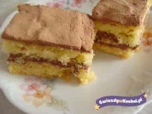 Ciasto biszkoptowe z kremem i czekoladą, deser słodki i apetyczny.