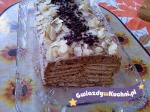 Tort kawowy z czekoladą i białą czekoladą na dekoracji.