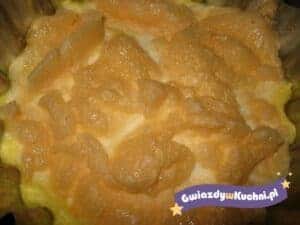 Ciasto z kokosem na blacie, gotowe do pieczenia.
