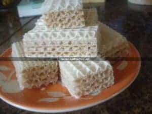 Domowe wafle na talerzu, idealne do kawy i herbaty.