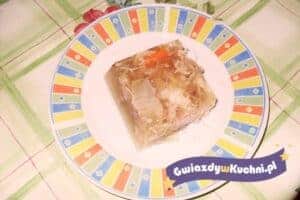 Galareta drobiowa na talerzu, tradycyjny polski przysmak.