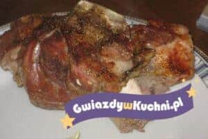 Golonka gotowana na talerzu z przyprawami i skórką, apetyczny wygląd.