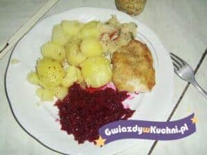 Kotlety drobiowe z ziemniakami i buraczkami na talerzu.