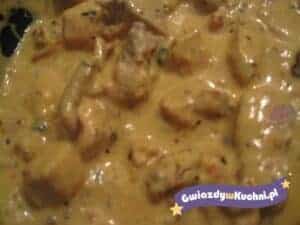 Kawałki wieprzowiny w gęstym sosie curry.