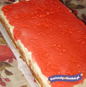 Ciasto biszkoptowe z galaretką na blacie kuchennym.