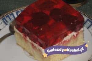 Ciasto biszkoptowe z galaretką na talerzu, dekoracyjne i apetyczne.