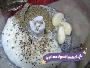 Dip czosnkowy z czosnkiem, przyprawami i jogurtem w blenderze.