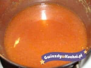 Klasyczny sos pomidorowy w garnku, idealny do makaronu i dań włoskich.