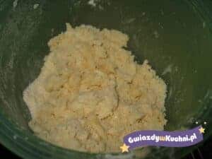 Kruszonka na ciasto przygotowana z masła, cukru i mąki w misce.