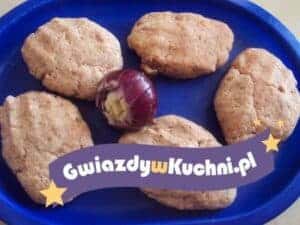 Kotlety mielone z pieczarkami na niebieskim talerzu.