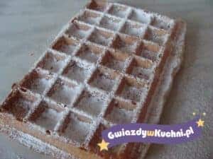 Domowe gofry na talerzu z cukrem pudrem i logo strony Gwiazdy w kuchni.