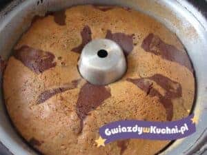 Kakaowo-waniliowe ciasto w formie do pieczenia z dekoracją czekoladową.