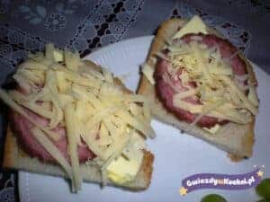 Kolorowe kanapki z szynką, serem i serem żółtym na białym talerzu.