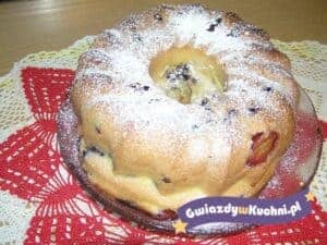 Babka na oleju z owocami i posypką cukrową, gotowa do podania.