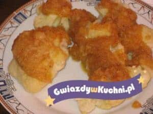 Kalafior w panierce na talerzu, idealny do bułki.