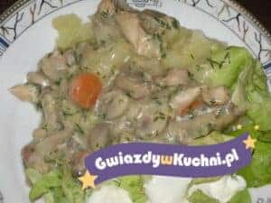 Potrawka z drobiu z warzywami i sosem na talerzu.