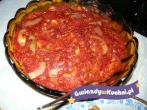 Śledzie w pomidorach w dużym naczyniu, gotowe do podania.