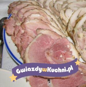 Szynka do chleba pokrojona na cienkie plasterki na talerzu.