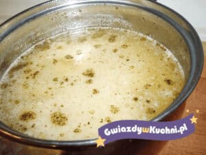 Zalewajka w garnku, tradycyjna polska zupa na bazie bulionu i ziemniaków.