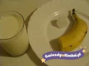 Banana i mleko na białym talerzu, idealne na zdrowy napój.