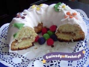 Babka na Dzień Matki z kwiatami i owocami na wierzchu.