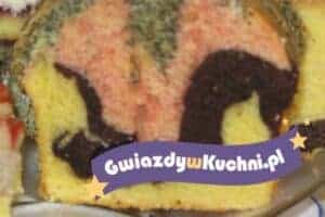Ciasto Tulipan z kolorowym wzorem i dekoracją gwiazdek na stronie gwiazdywkuchni.pl.