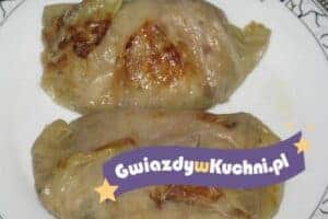Gołąbki z mięsem na białym talerzu, tradycyjne danie kuchni polskiej.
