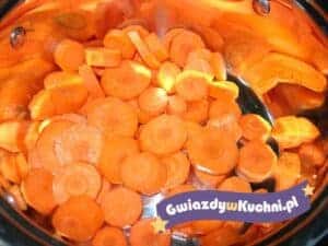 Pokrojona marchewka w naczyniu do gotowania, idealna do potraw z estragonem.