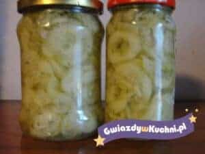 Domowe ogórki kiszone w słoikach na kuchennym blacie.